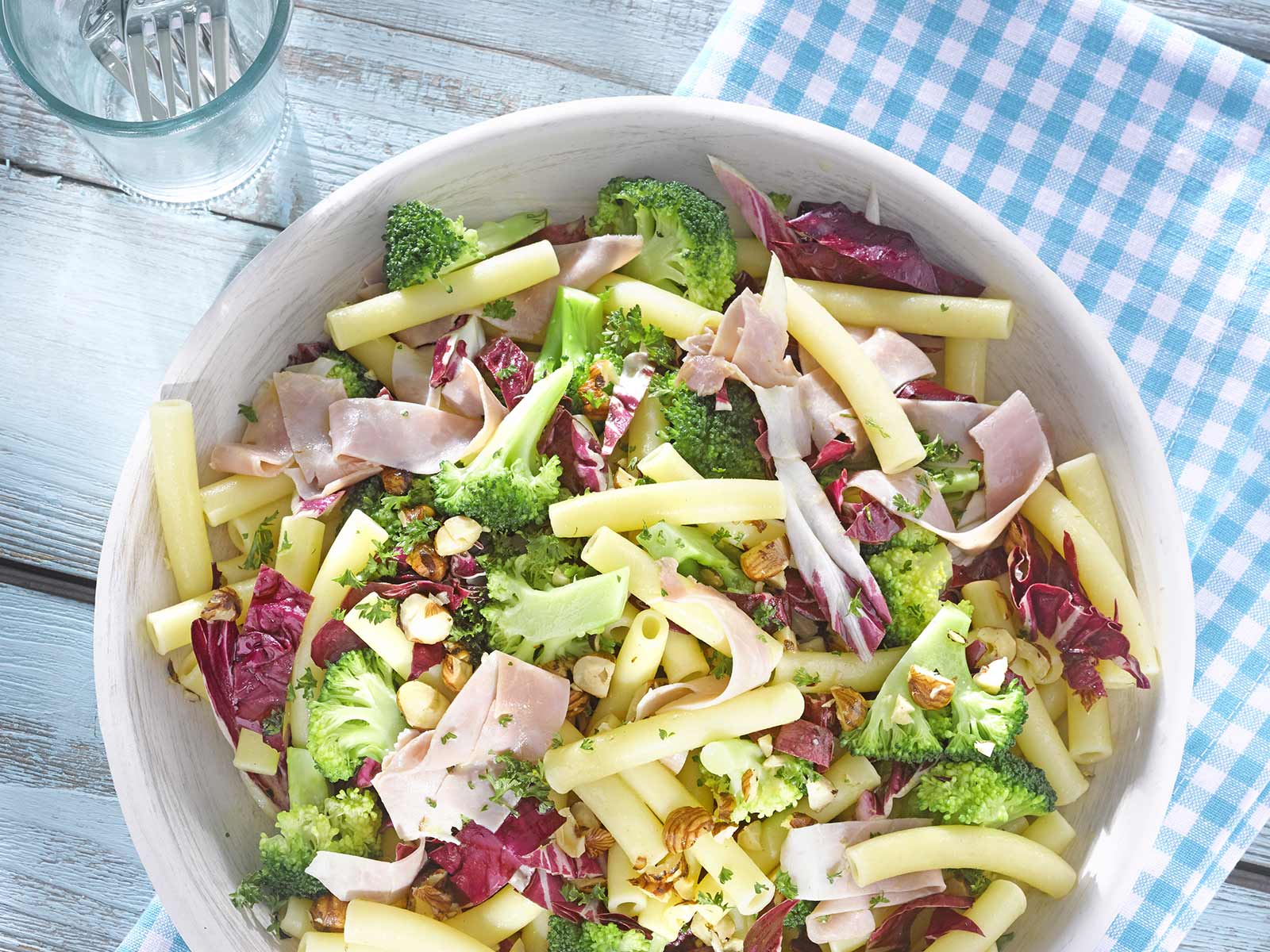 Schinken-Maccaroni-Salat mit Brokkoli und Haselnüssen