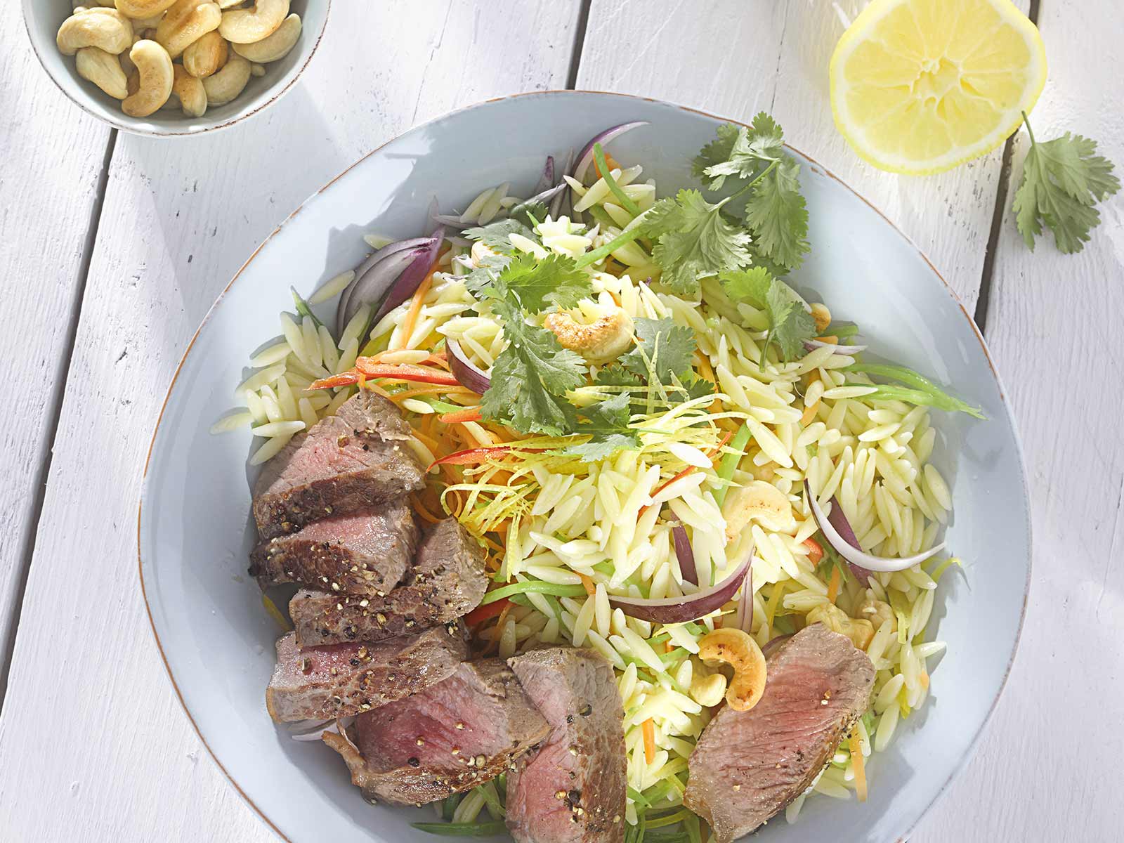 Zitroniger Nudelreis-Salat mit Gemüse und Steakstreifen