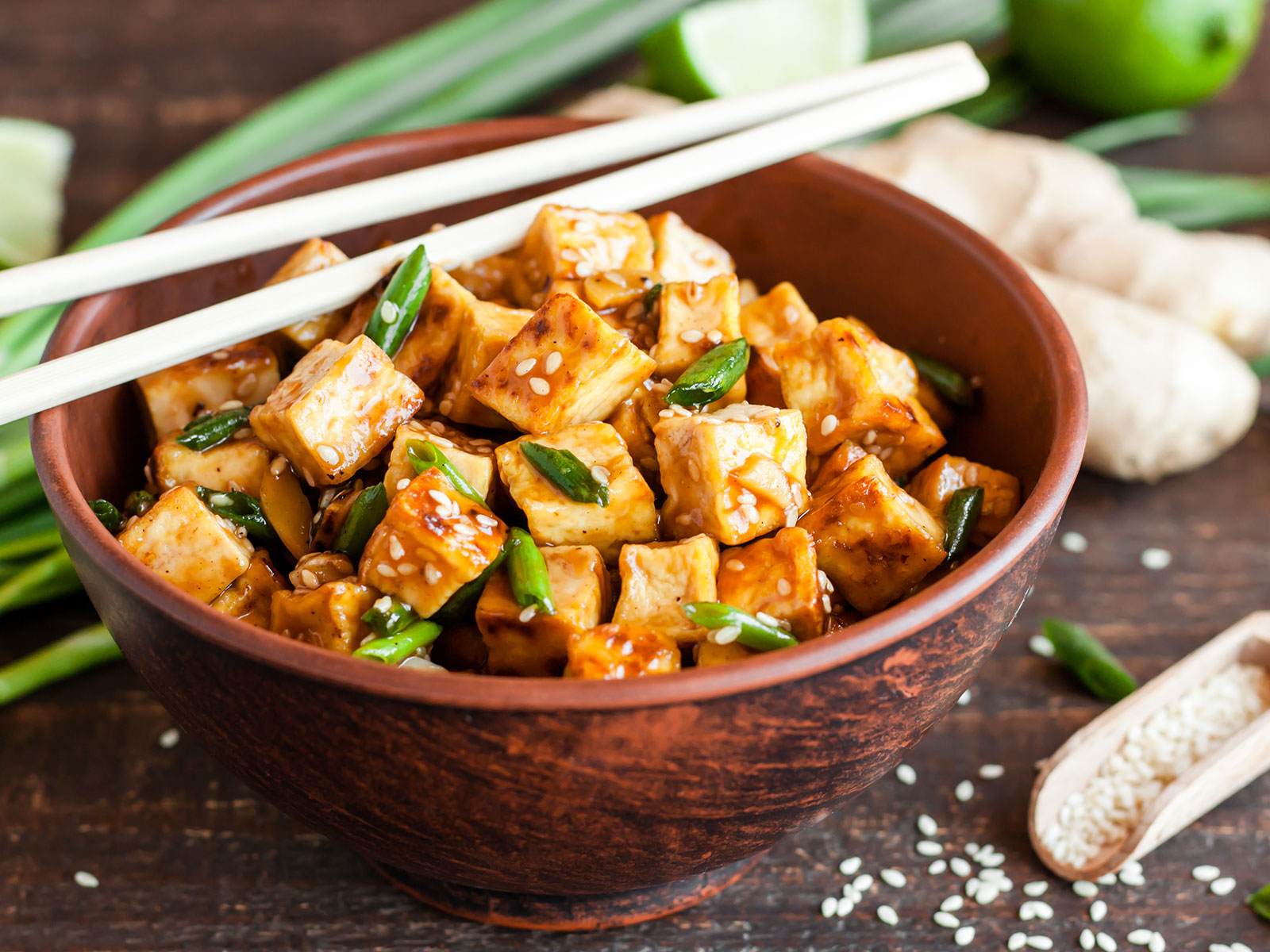 Angebratene Tofu-Würfel mit Sesam für ein Nudelrezept von Tress 