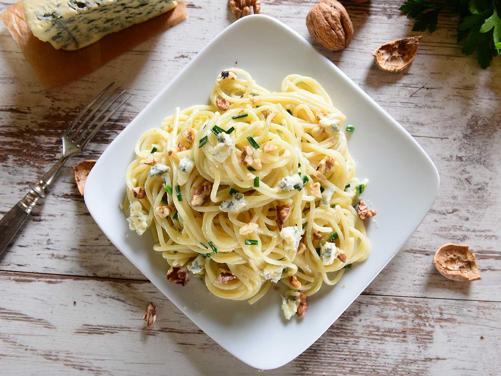 Rezept von Tress: Spaghetti mit Gorgonzola und Walnusskernen angerichtet auf einem weißen Teller