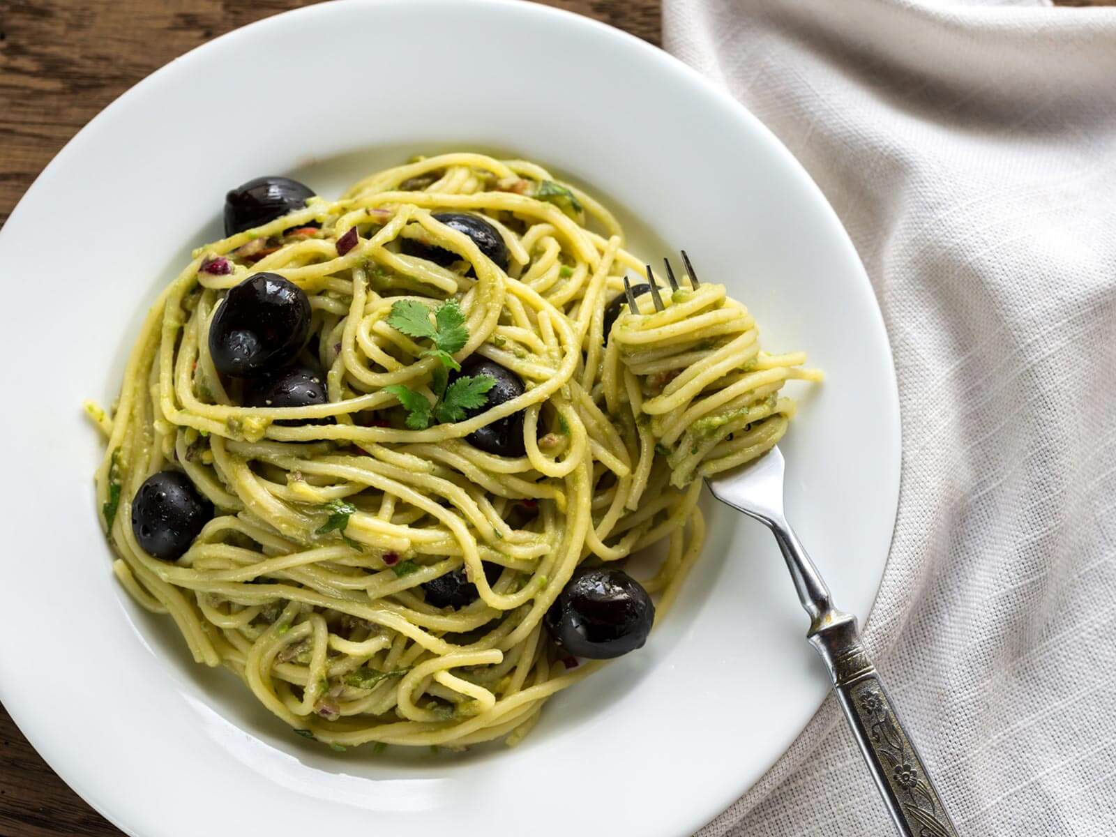 Tress-Rezept für vegetarische Pasta mit Spaghetti, Joghurt und schwarzen Oliven