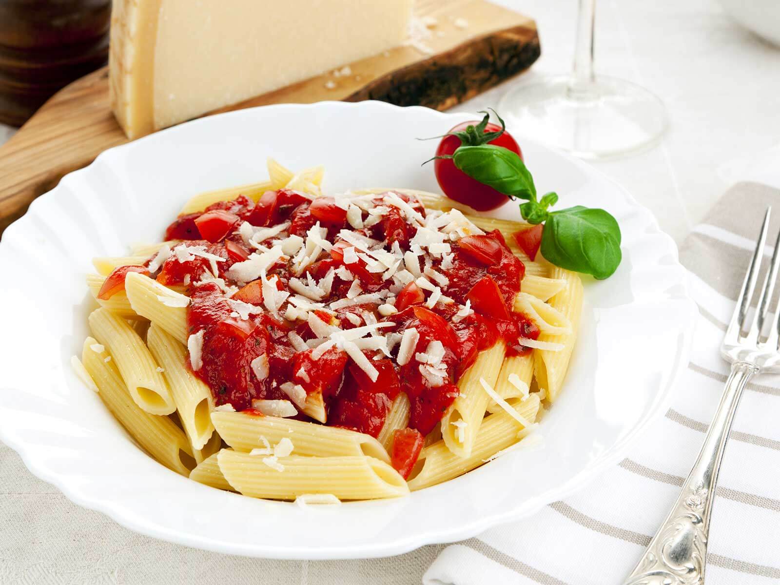 Nudelrezept von Tress: Penne mit leckerer Tomatensoße und geriebenem Käse