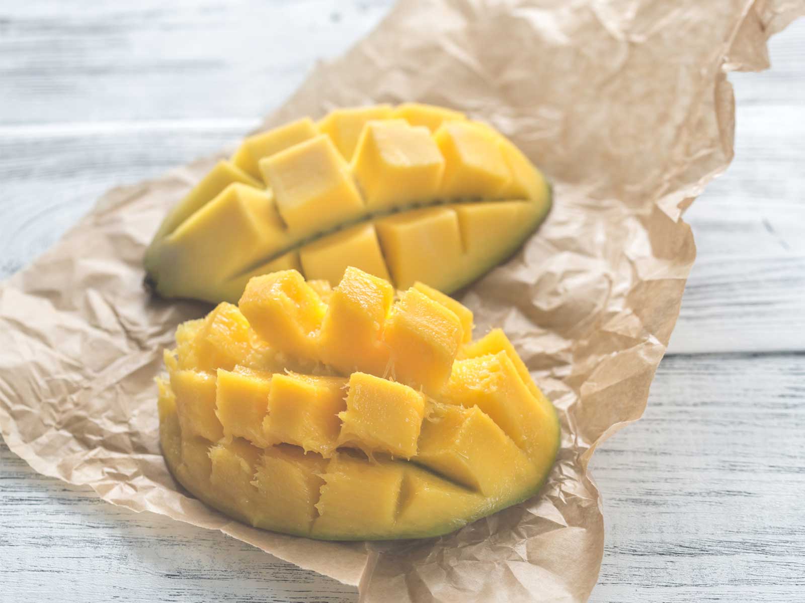 Halbierte und aufgeschnittene Mango als Zutat für die Mango-Thymian-Nudeln von Tress