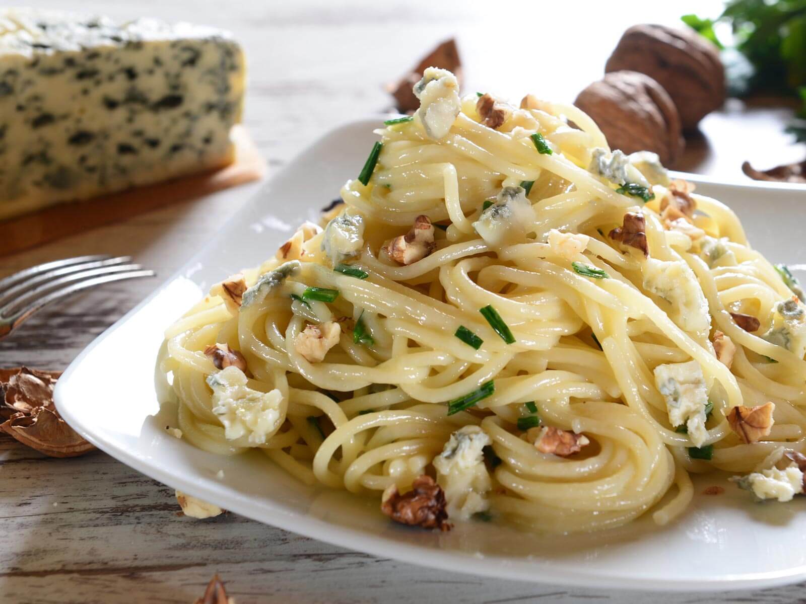 Tress Vegetarisches Nudelrezept mit Spaghetti, Blauschimmelkäse und gehackten Walnüssen