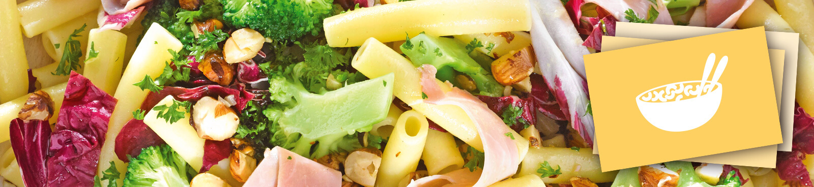Leckerer Nudelsalat von Tress mit frischem Gemüse, Nüssen und Schinken